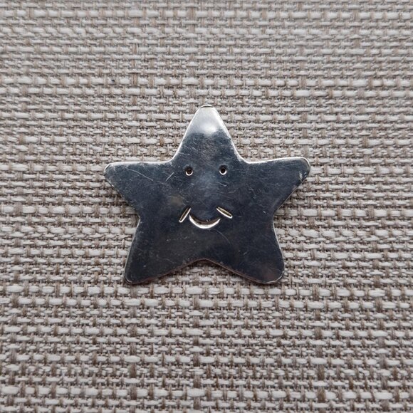Sterling Silver Cute Smiling Star Pin Brooch B454 - Picture 1 of 5